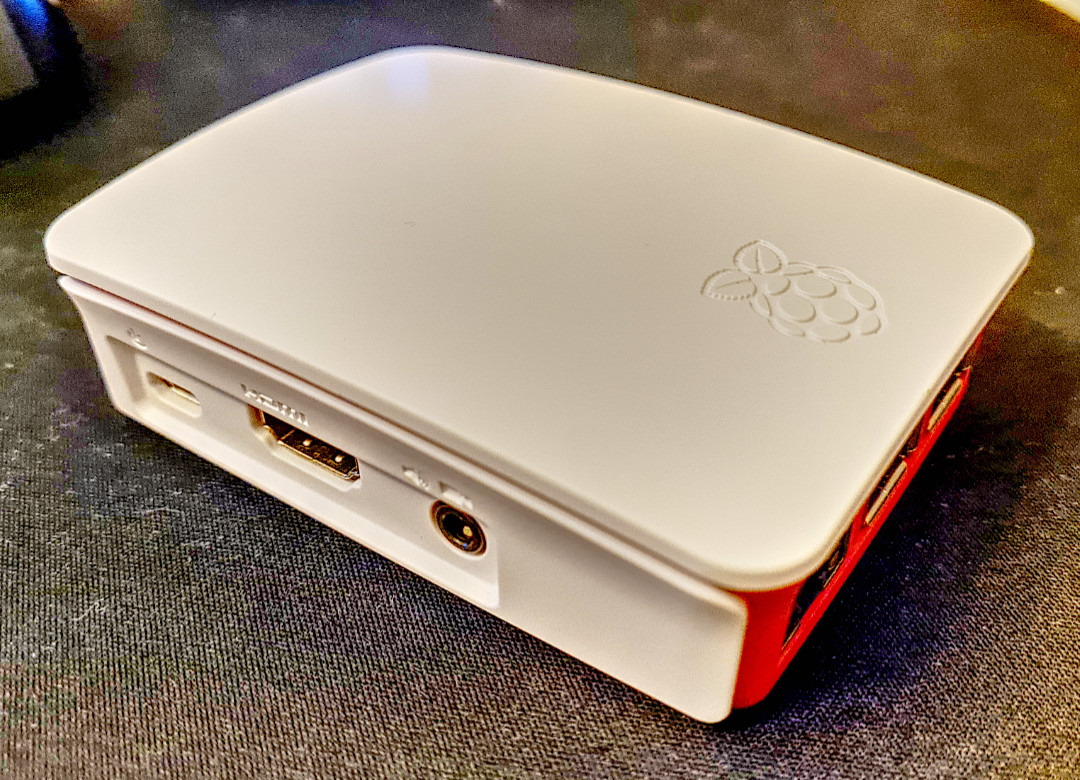 Raspberry Pi 3+ im weißen Gehäuse