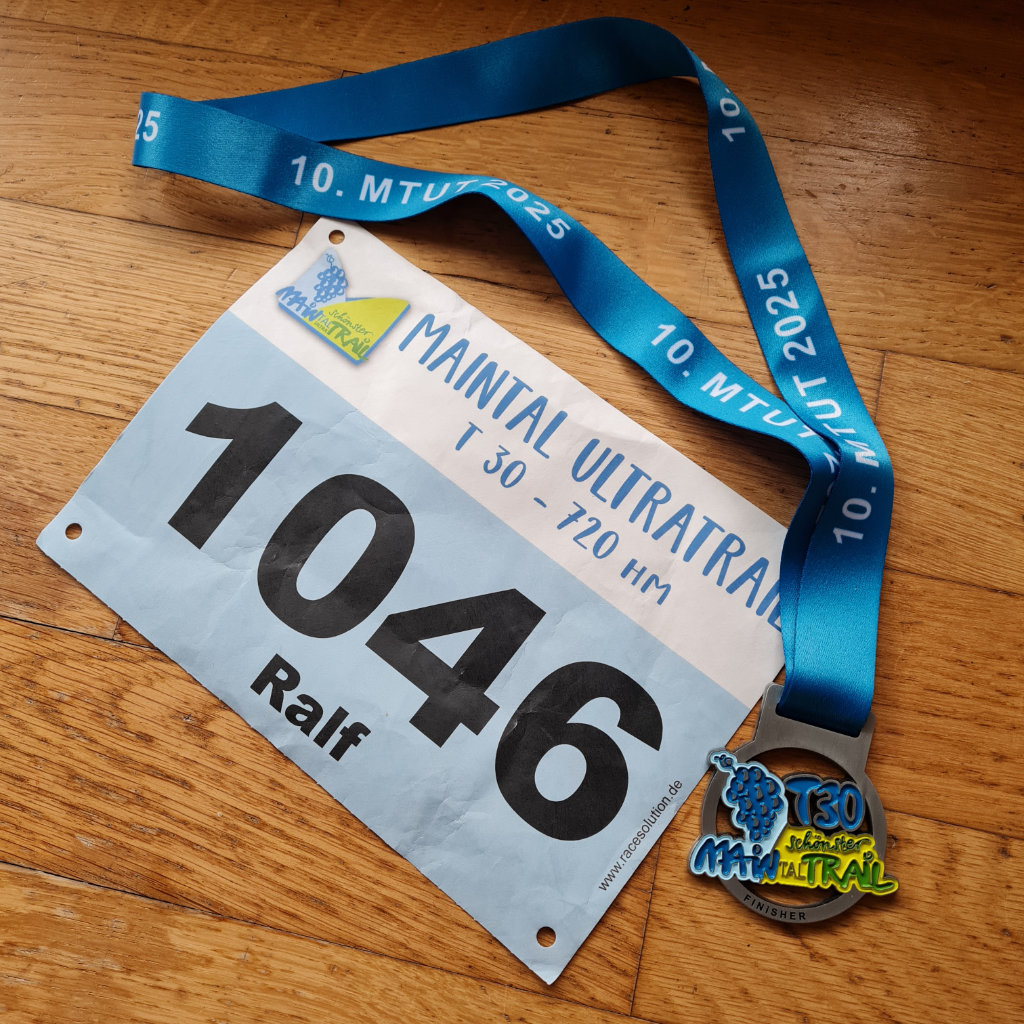 Startnummer und Finisher-Medaille des MTUT 2025